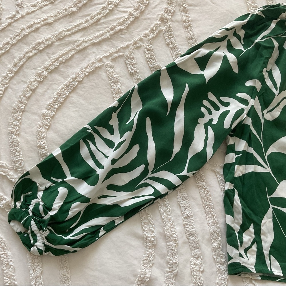 H&M Green and White Printed V-Neck Blouse - Picture 7 of 9